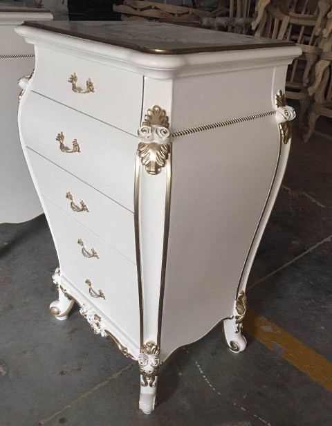 Белый комод Шампань, Энигма