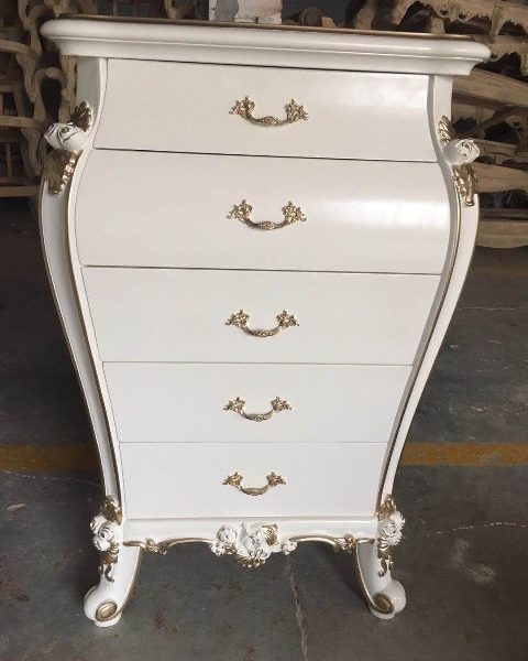 Белый комод Шампань, Энигма