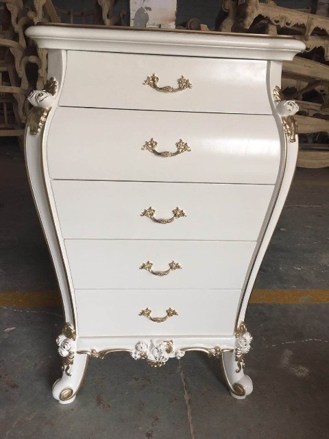 Белый комод Шампань, Энигма