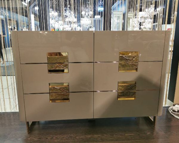 Бежевый комод с золотом