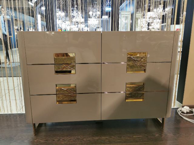 Бежевый комод с золотом