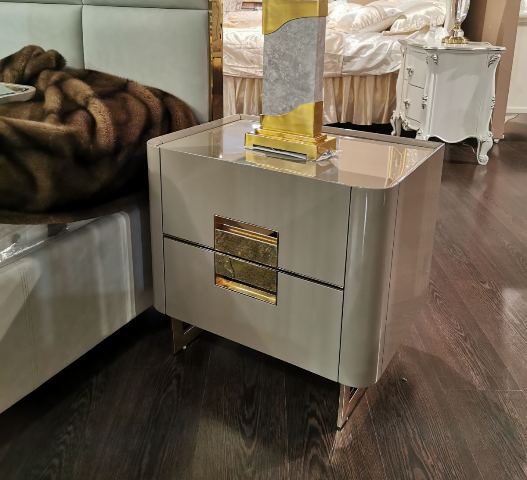 Бежевая прикроватная тумбочка с золотом