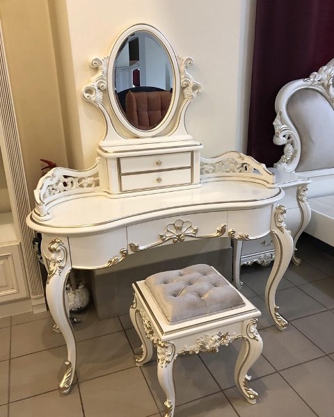 классический туалетный столик с зеркалом