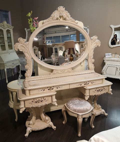 Светлый туалетный столик Ренессанс