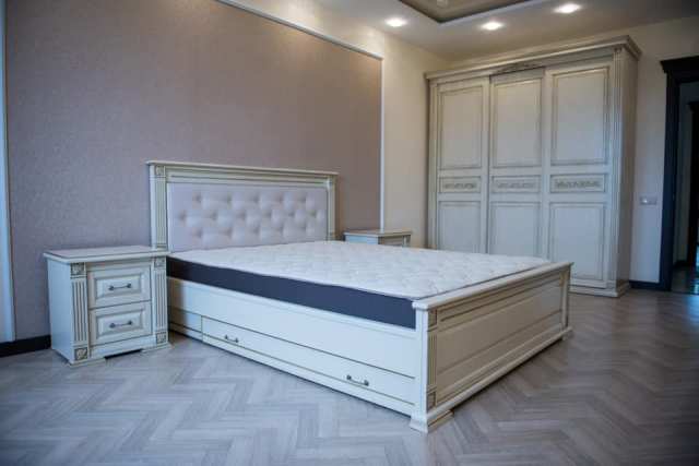 Белая спальня Елена из массива ясеня