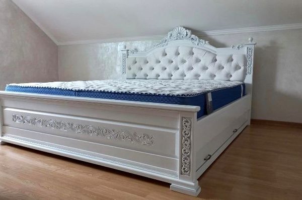 Белая спальня Монарх Плюс из ясеня