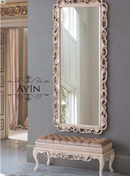 Большое зеркало и пуф Авин