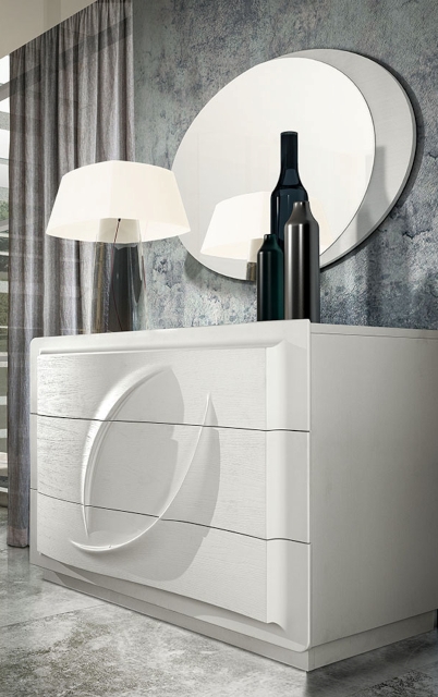 Зеркало над комодом в спальной комнате