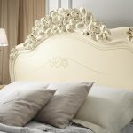 деревянные кровати ручной работы с резным изголовьем