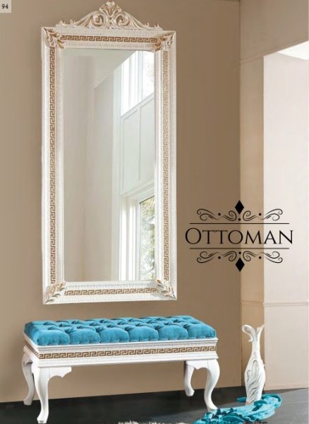 Белое зеркало с патиной и пуф Оттоман