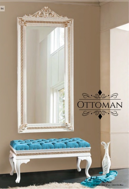 Белое зеркало с патиной и пуф Оттоман