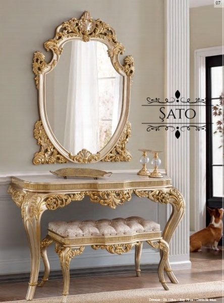 Золотая консоль с зеркалом Сато