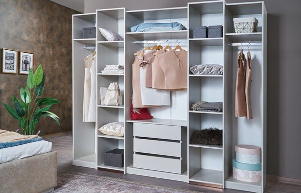 Распашной шкаф для спальни Крем