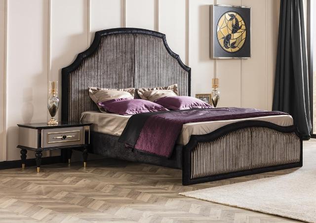 кровать черного цвета с мягким изголовьем