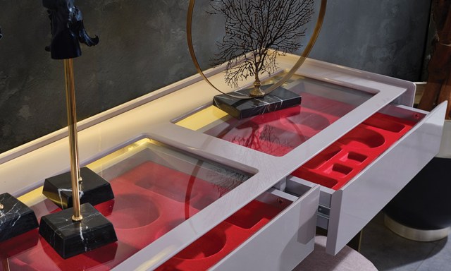 Сиреневая спальня Мальта, Идол