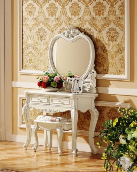 Маленький туалетный столик Миледи