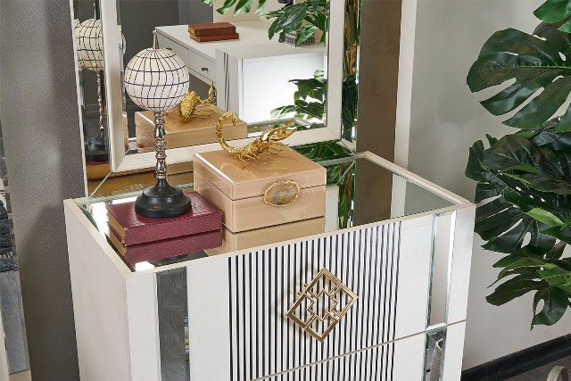 Белая современная мебель в детскую Майя, Идол