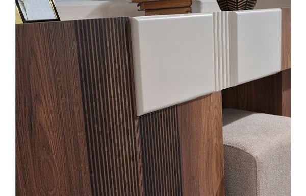 Коричневая спальня Паула, Идол