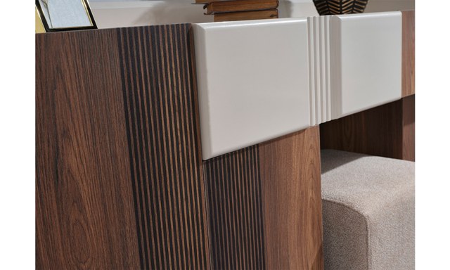 Коричневая спальня Паула, Идол