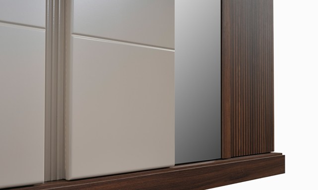 Коричневая спальня Паула, Идол