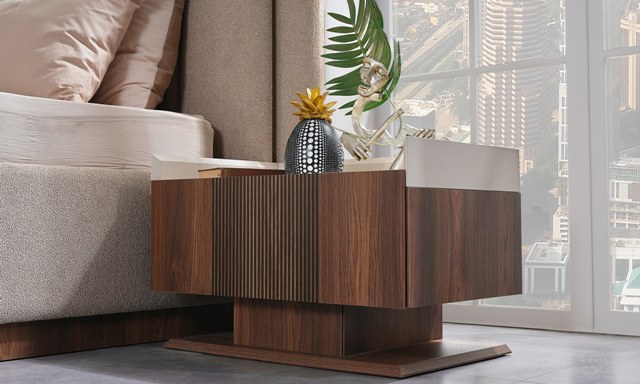 Коричневая спальня Паула, Идол