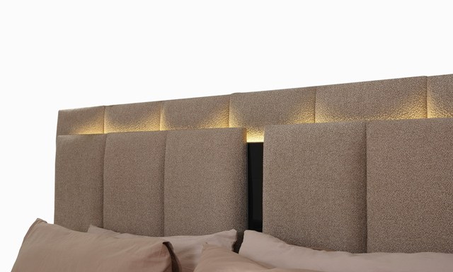 Коричневая спальня Паула, Идол