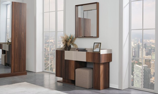 Коричневая спальня Паула, Идол