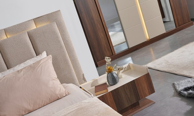 Коричневая спальня Паула, Идол