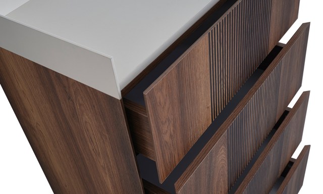 Коричневая спальня Паула, Идол