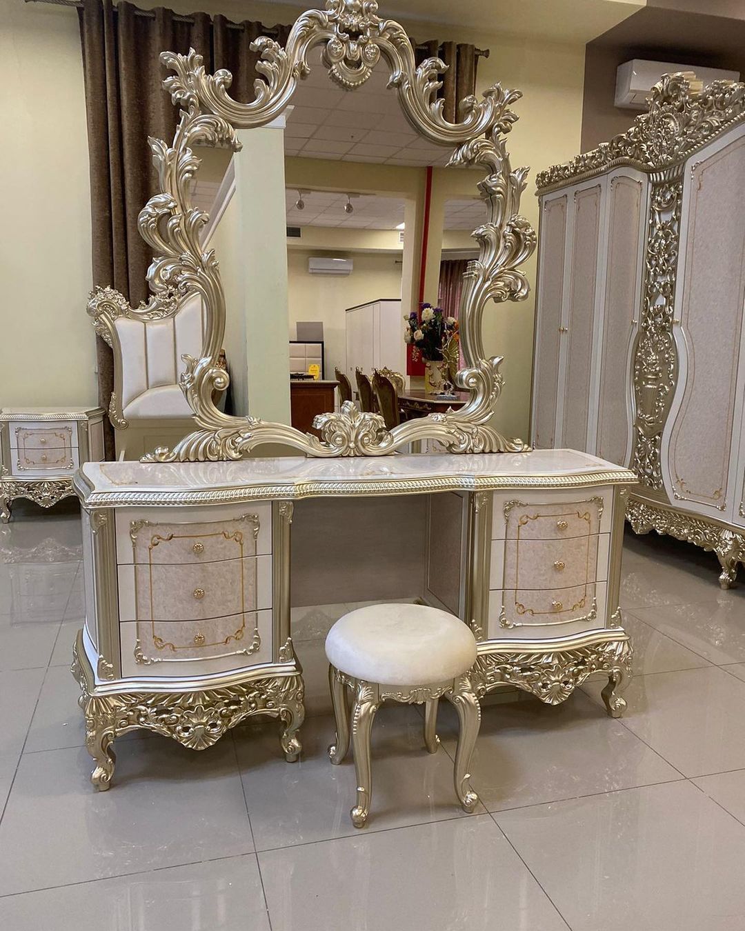 Золотая резная спальня Император Золотая резная спальня Император