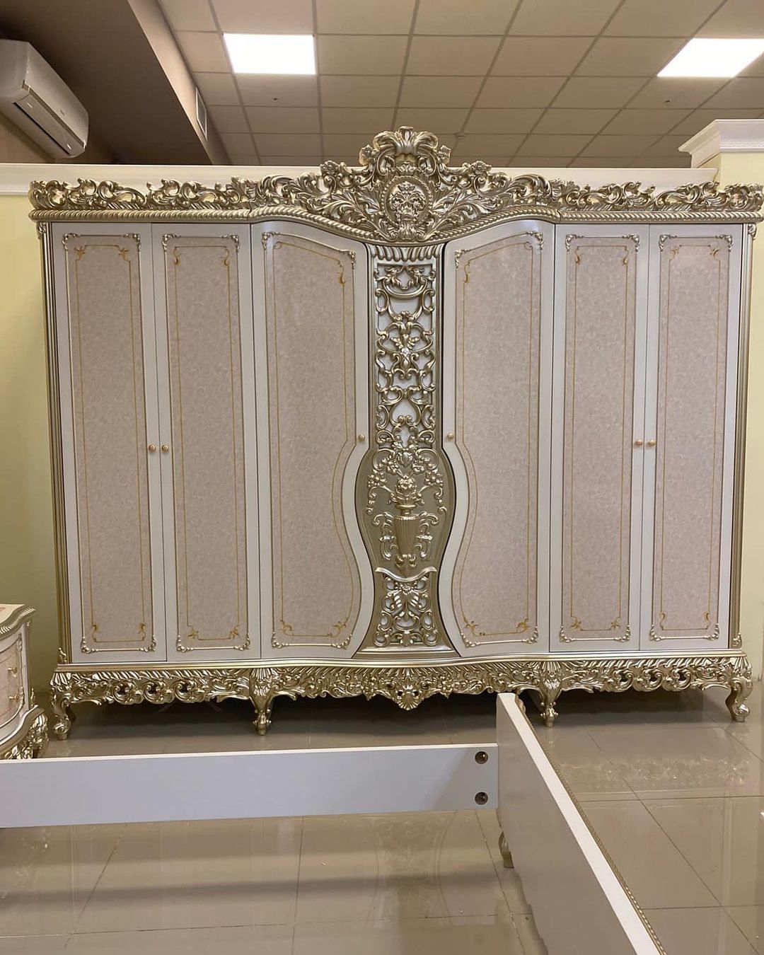 Золотая резная спальня Император