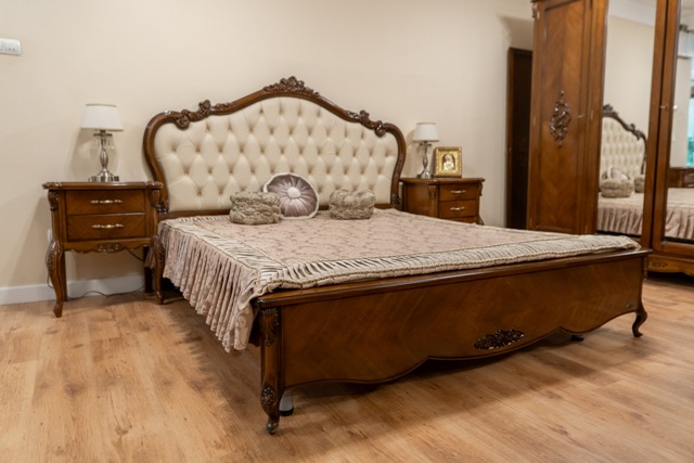 Ореховая классическая спальня Сара, Румыния