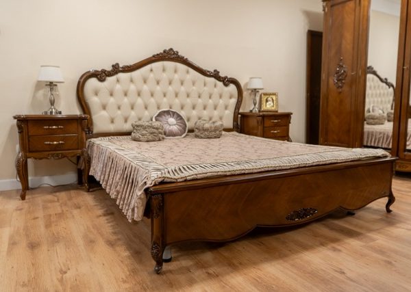 Ореховая классическая спальня Сара, Румыния