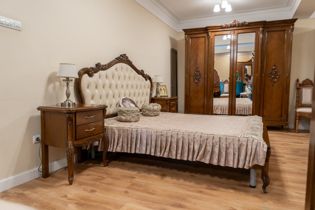 Ореховая классическая спальня Сара, Румыния