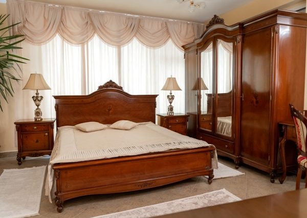 Деревянная румынская спальня Версалес
