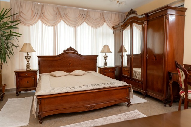 Деревянная румынская спальня Версалес