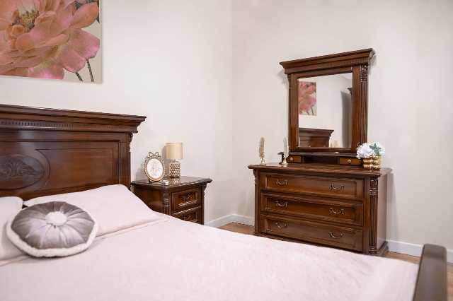 Деревянная румынская спальня София Нью