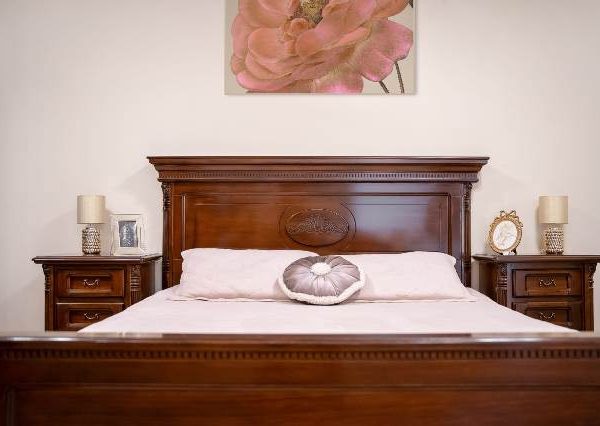 Деревянная румынская спальня София Нью