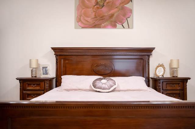 Деревянная румынская спальня София Нью