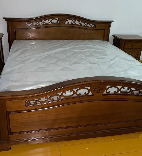 Румынская деревянная кровать с резьбой Джино