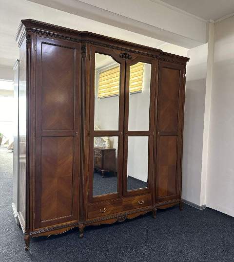 Классический румынский шкаф Виктория