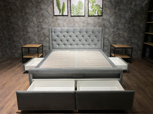 Серая мягкая кровать с пуговицами L 013, Р