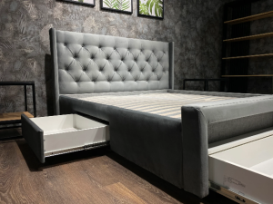 Серая мягкая кровать с пуговицами L 013, Р