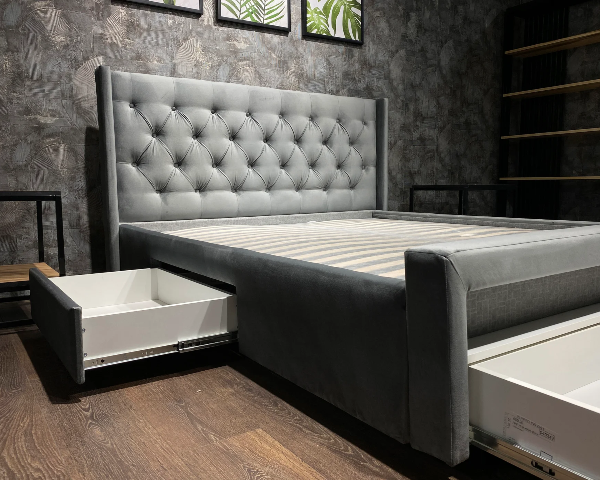 Серая мягкая кровать с пуговицами L 013, Р