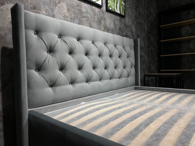 Серая мягкая кровать с пуговицами L 013, Р