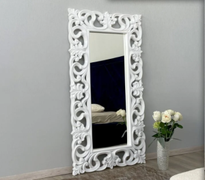 Белое напольное зеркало в резной раме