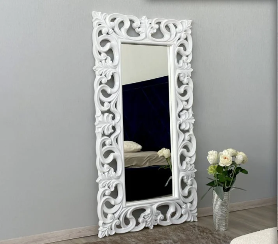 Белое напольное зеркало в резной раме